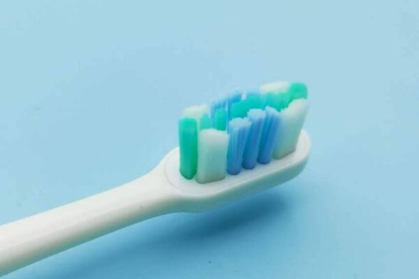 調(diào)整刷毛軟度 使用電動(dòng)牙刷的方法