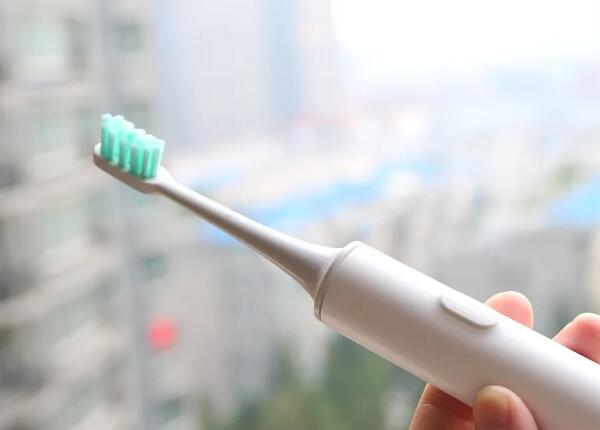 電動牙刷會對牙齒造成傷害嗎？原來牙齒受損與這兩者有關
