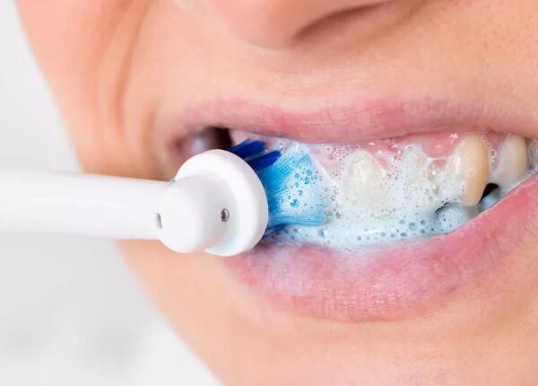 怎樣用電動(dòng)牙刷刷牙？掌握“巴氏刷牙法”，清潔效果更佳！