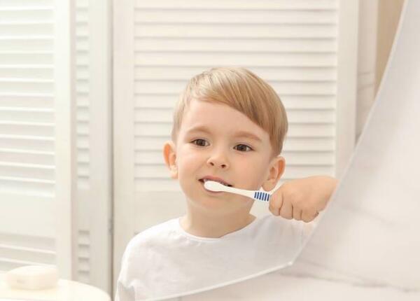 如何用兒童電動(dòng)牙刷刷牙？兒童電動(dòng)牙刷使用方法，一篇全覽