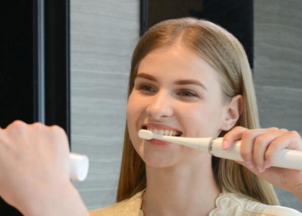 電動牙刷能刷掉牙結(jié)石嗎？別傻傻覺得電動牙刷無所不能了