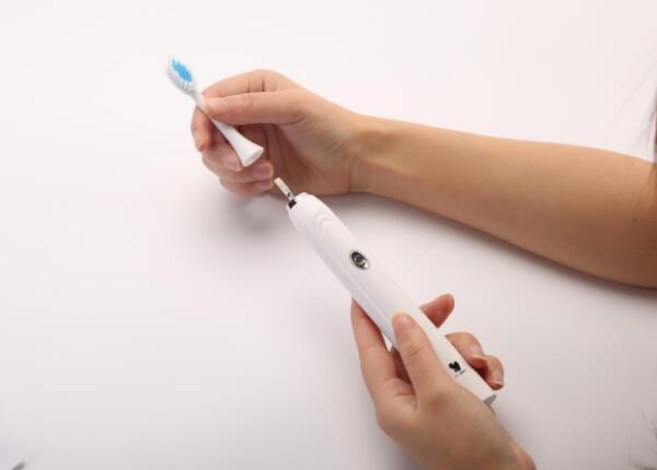 電動牙刷多久換一次刷頭合適？電動牙刷頭更換周期為三個月一次