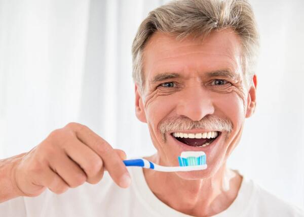 老年人適合用聲波電動(dòng)牙刷嗎？聲波牙刷的三大適用人群