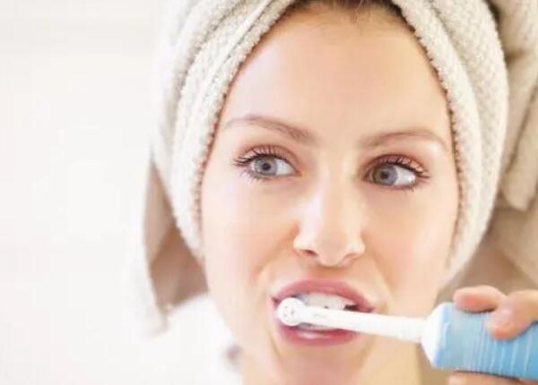 電動(dòng)牙刷當(dāng)手動(dòng)刷干凈嗎？怎么用？