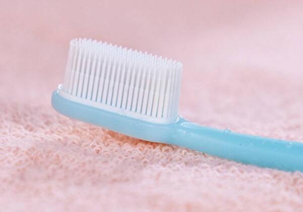 牙醫(yī)推薦牙刷是手動(dòng)還是電動(dòng)？手動(dòng)和電動(dòng)牙刷哪個(gè)更適合你？