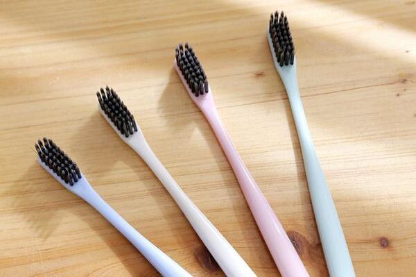 手動(dòng)牙刷要怎么挑選好壞？選擇手動(dòng)牙刷時(shí)要考慮的因素