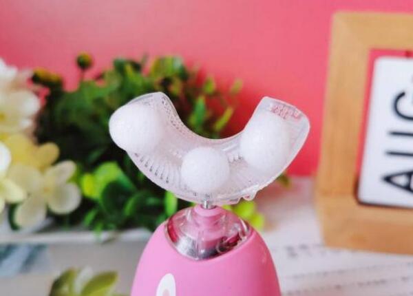 硅膠u型兒童牙刷怎么刷牙？媽媽看完更安心！