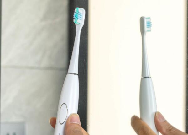 使用電動(dòng)牙刷手抖正常嗎？刷博士來解答！
