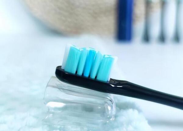 口腔用具使用：電動(dòng)牙刷跟電動(dòng)沖牙器怎么使用？