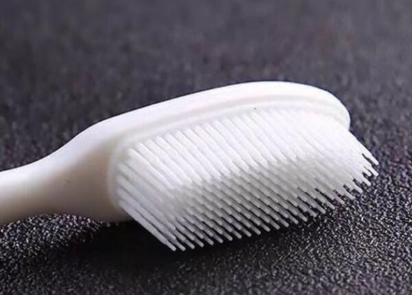 硅膠納米牙刷大頭好用嗎？硅膠納米牙刷優(yōu)勢(shì)與使用事項(xiàng)